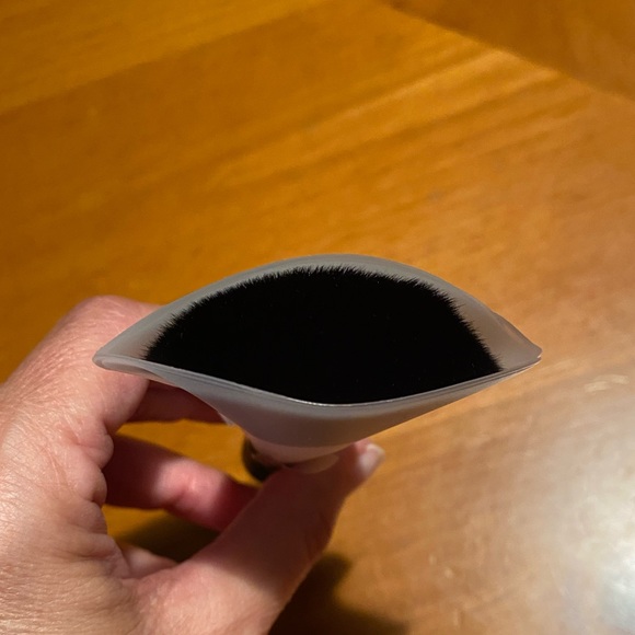 MAC Medium Face Fan Brush 143SES - Picture 10 of 11